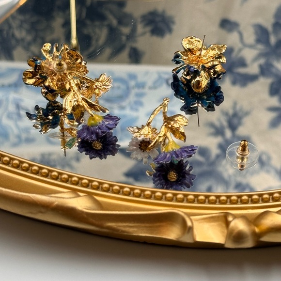 🆕 LES NEREIDES 🧿 NIB Blue Flower and White Daisy Earring - Picture 7 of 16